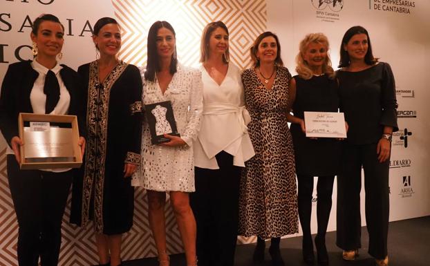 Imagen principal - Las empresarias cántabras premian a la diseñadora Odette Álvarez