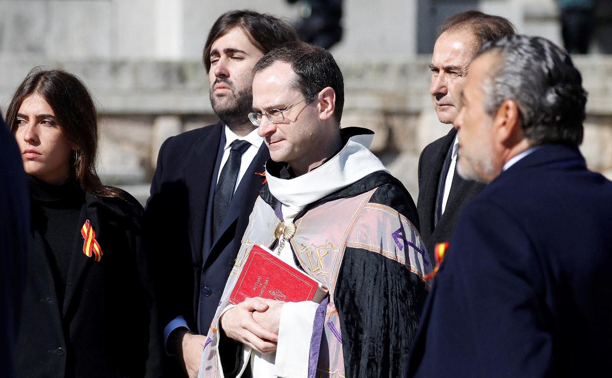 El prior del Valle de los Caídos, tras la familia Franco