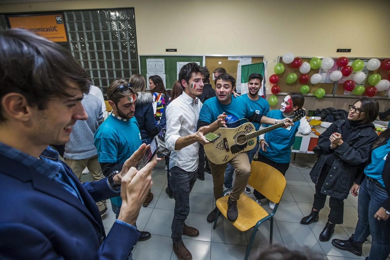 El Día Internacional de la Universidad de Cantabria (UC) ha reunido 23 stands informativos sobre los destinos y orígenes de los estudiantes de intercambio. México, Australia, Italia, Francia, Alemania, Chile, Rumanía, Estados Unidos y la República Checa han sido las principales propuestas internacionales que han acogido la visita de cientos de interesados.