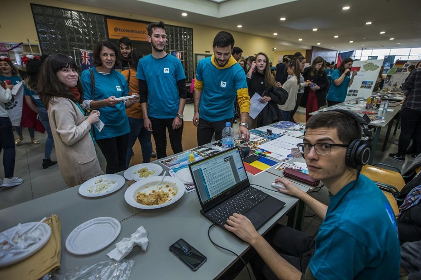 El Día Internacional de la Universidad de Cantabria (UC) ha reunido 23 stands informativos sobre los destinos y orígenes de los estudiantes de intercambio. México, Australia, Italia, Francia, Alemania, Chile, Rumanía, Estados Unidos y la República Checa han sido las principales propuestas internacionales que han acogido la visita de cientos de interesados.