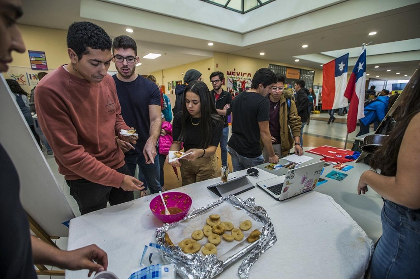 El Día Internacional de la Universidad de Cantabria (UC) ha reunido 23 stands informativos sobre los destinos y orígenes de los estudiantes de intercambio. México, Australia, Italia, Francia, Alemania, Chile, Rumanía, Estados Unidos y la República Checa han sido las principales propuestas internacionales que han acogido la visita de cientos de interesados.