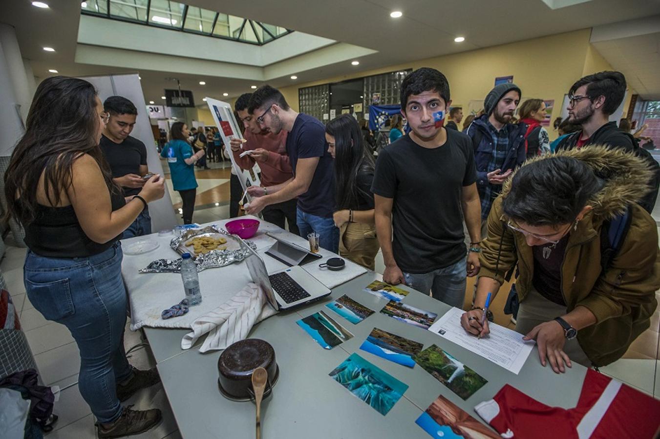 El Día Internacional de la Universidad de Cantabria (UC) ha reunido 23 stands informativos sobre los destinos y orígenes de los estudiantes de intercambio. México, Australia, Italia, Francia, Alemania, Chile, Rumanía, Estados Unidos y la República Checa han sido las principales propuestas internacionales que han acogido la visita de cientos de interesados.