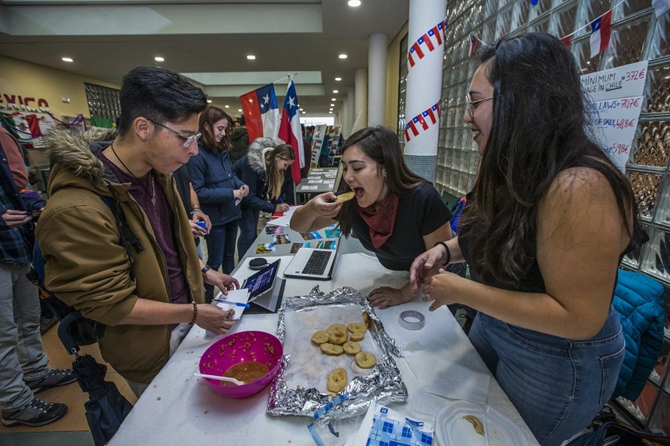 El Día Internacional de la Universidad de Cantabria (UC) ha reunido 23 stands informativos sobre los destinos y orígenes de los estudiantes de intercambio. México, Australia, Italia, Francia, Alemania, Chile, Rumanía, Estados Unidos y la República Checa han sido las principales propuestas internacionales que han acogido la visita de cientos de interesados.