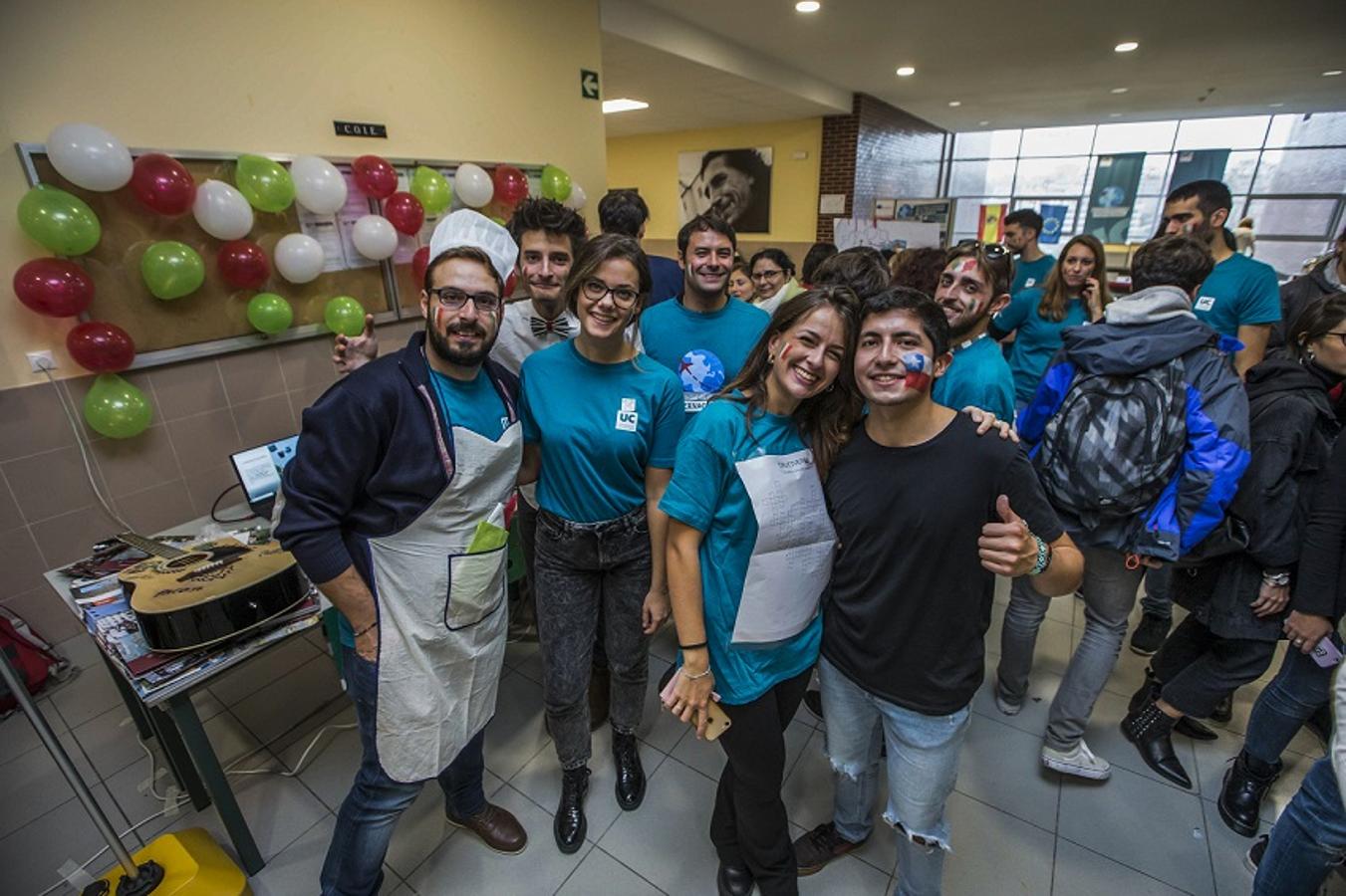 El Día Internacional de la Universidad de Cantabria (UC) ha reunido 23 stands informativos sobre los destinos y orígenes de los estudiantes de intercambio. México, Australia, Italia, Francia, Alemania, Chile, Rumanía, Estados Unidos y la República Checa han sido las principales propuestas internacionales que han acogido la visita de cientos de interesados.