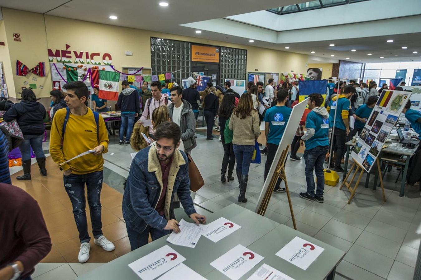 El Día Internacional de la Universidad de Cantabria (UC) ha reunido 23 stands informativos sobre los destinos y orígenes de los estudiantes de intercambio. México, Australia, Italia, Francia, Alemania, Chile, Rumanía, Estados Unidos y la República Checa han sido las principales propuestas internacionales que han acogido la visita de cientos de interesados.