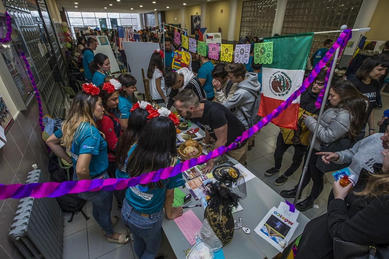 El Día Internacional de la Universidad de Cantabria (UC) ha reunido 23 stands informativos sobre los destinos y orígenes de los estudiantes de intercambio. México, Australia, Italia, Francia, Alemania, Chile, Rumanía, Estados Unidos y la República Checa han sido las principales propuestas internacionales que han acogido la visita de cientos de interesados.