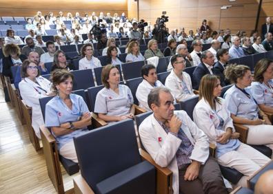 Imagen secundaria 1 - Revilla, en un acto por el aniversario de Valdecilla: «Es el mejor activo»