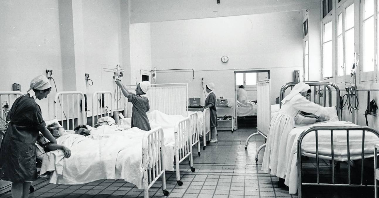 Casa de Salud Valdecilla. Una de las salas de reanimación atendida por alumnas de la Escuela de Enfermería, una de las más antiguas de España, que fue pionera en introducir el modelo inglés 'Nighting Girl'. Las estudiantes realizaban su formación integradas en el día a día del hospital, como se aprecia en esta fotografía.