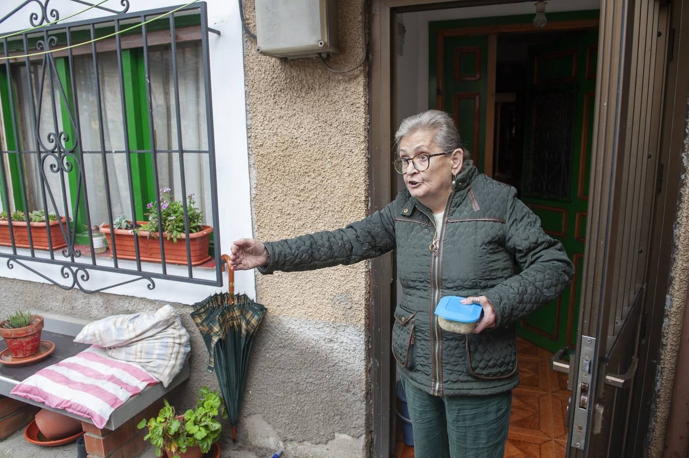 Vecina de Treceño, afectada por las inundaciones.