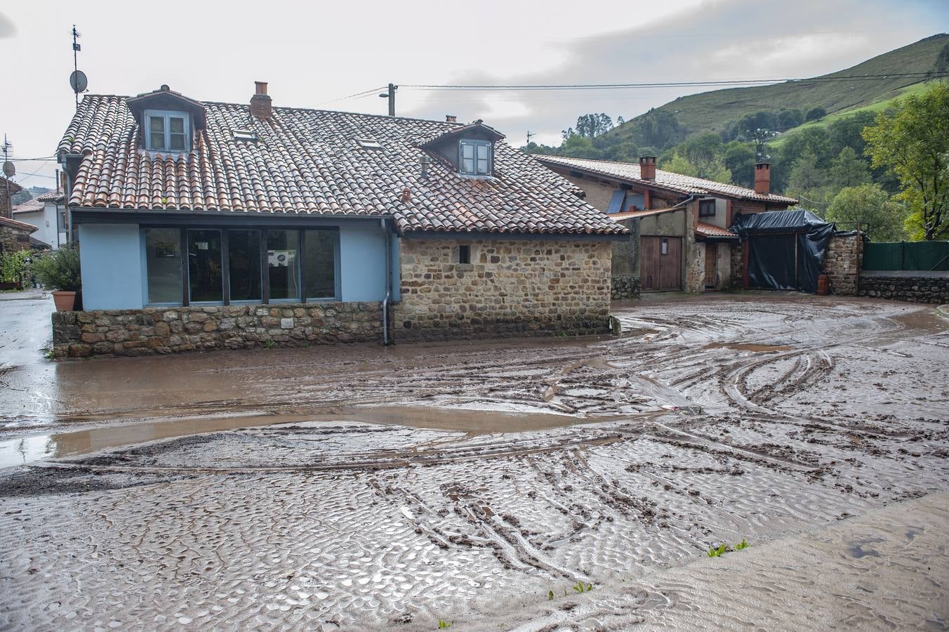 Fango, barro y lodo por las calles de Treceño.