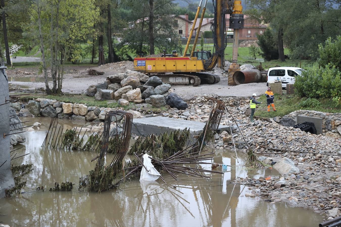 Virgen de la Peña. Obras del puente que une Virgen de la Peña (Cabezón de la Sal) con Villanueva de la Peña (Mazcuerras)