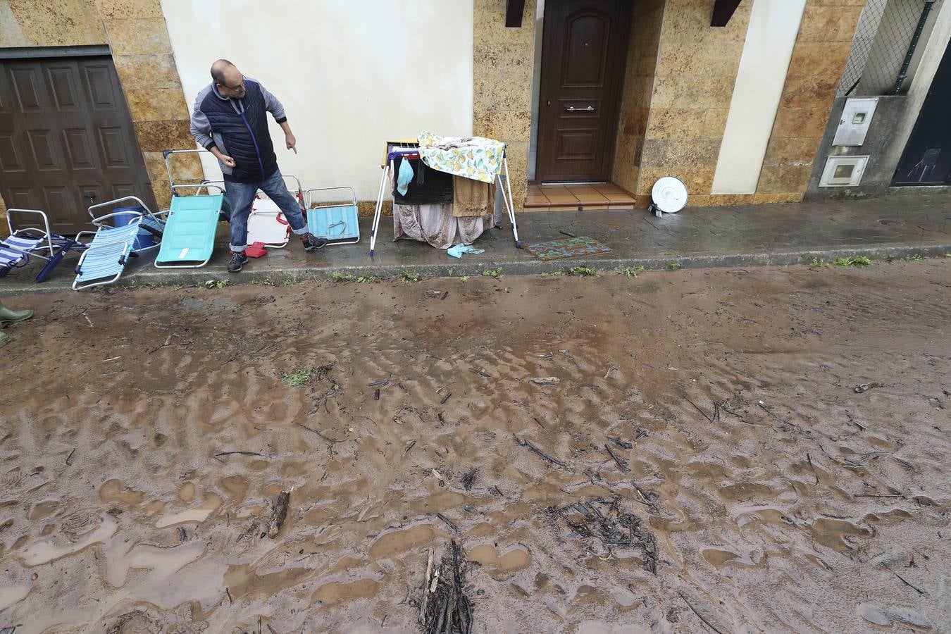 Una de las urbanizaciones más afectadas por las inundaciones en Carrejo (Cabezón de la Sal)