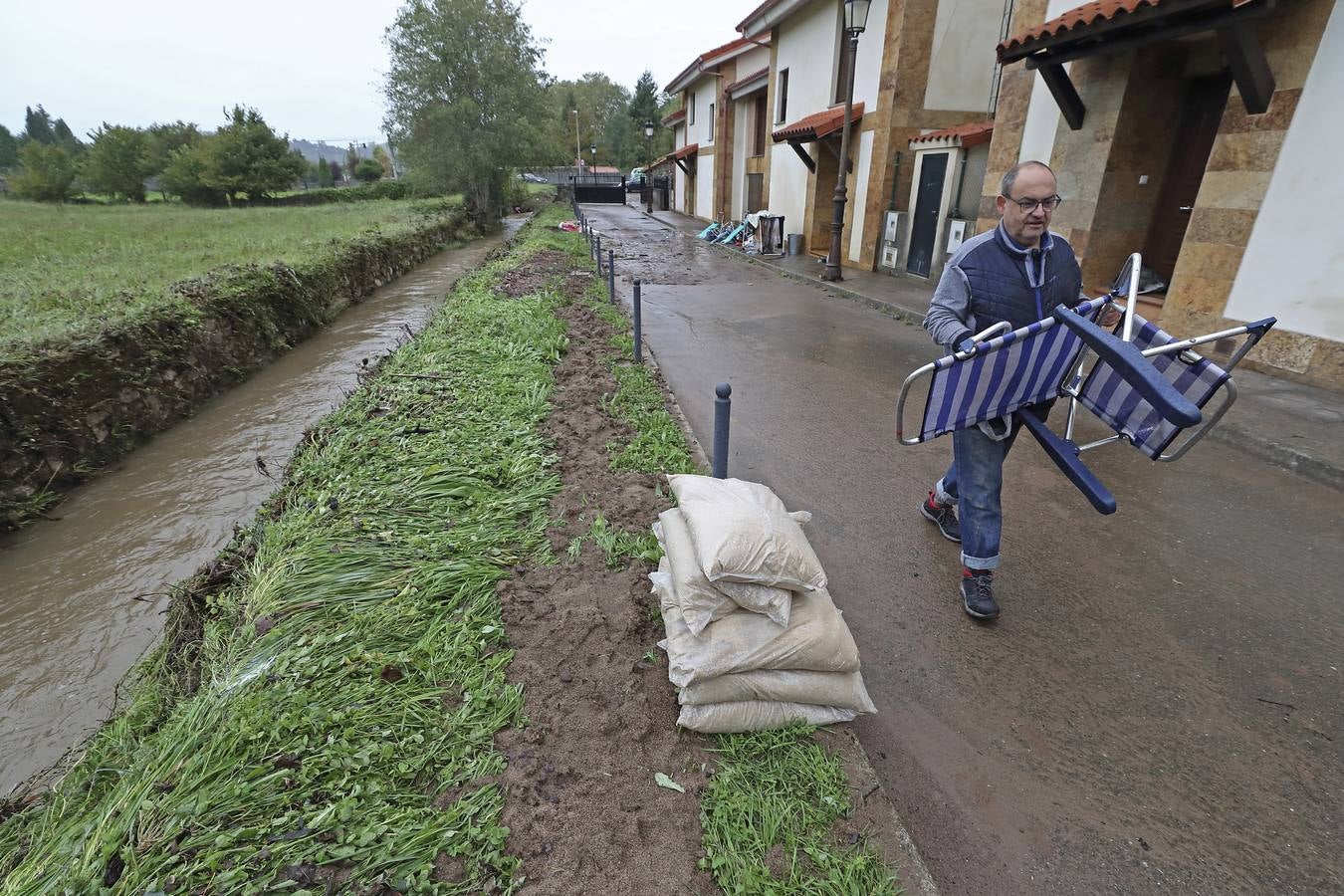 Una de las urbanizaciones más afectadas por las inundaciones en Carrejo (Cabezón de la Sal)