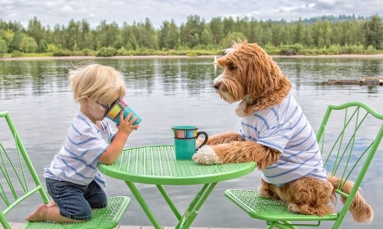 Peques y mascotas de estilo único.