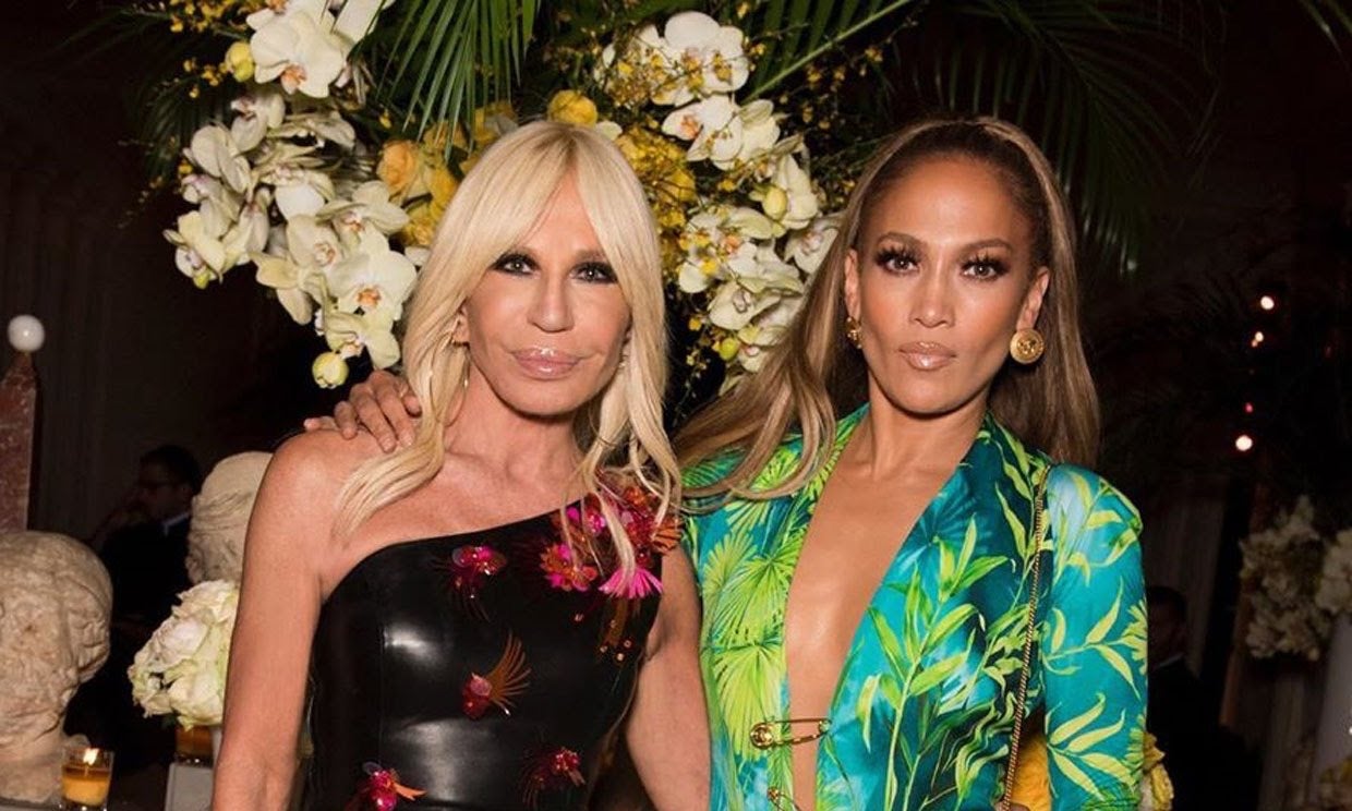 Donatella Versace es la última en sumarse a una tendencia estilística que gana adeptos al salir a la calle con la misma ropa que su chucho, 'Audrey'. Sorprende el caso del americano Topher Brophy y su perro, Rosenberg, más que mejores amigos y compañeros de estilo.