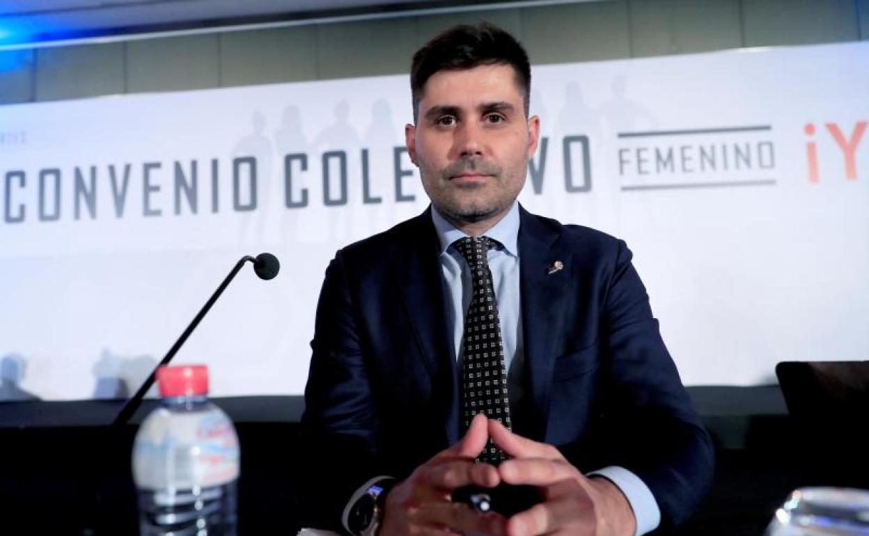 David Aganzo, presidente de la AFE, durante su reunión con las jugadoras. 