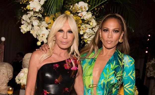 Donatella Versace y Jennifer López, que luce el vestido diseñado por la modista italiana.