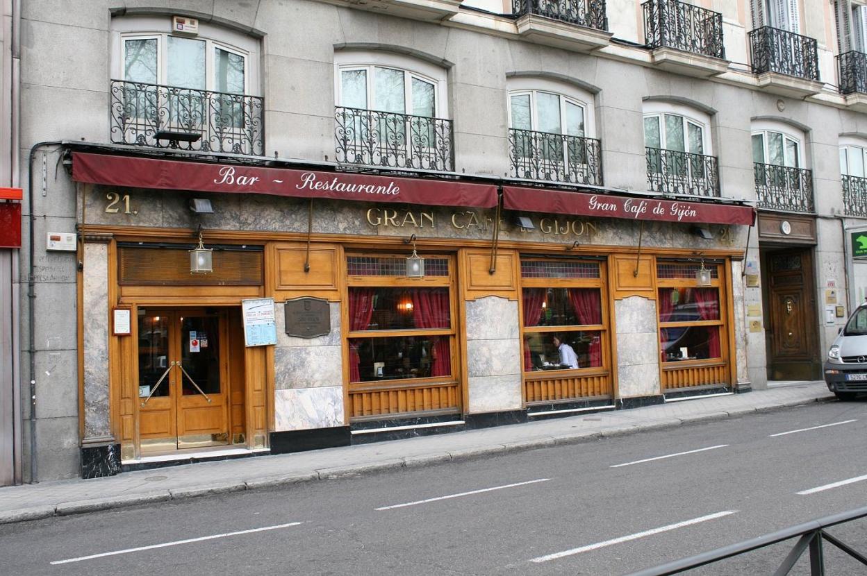 Fachada del Café Gijón, uno de los más populares del país, en la calle Recoletos de la capital madrileña. :: dm