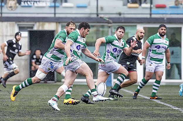 Nicolás Nieto patea el balón en el partido ante El Salvador.