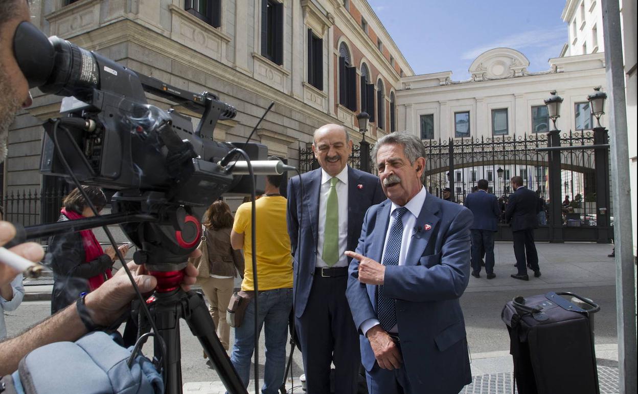 Miguel Ángel Revilla y José María Mazón, en el Congreso de los Diputados. 