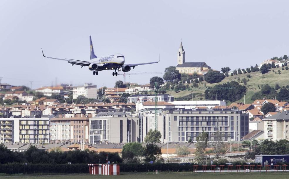 Un avión de Ryanair a punto de aterrizar en el aeropuerto de Santander. 