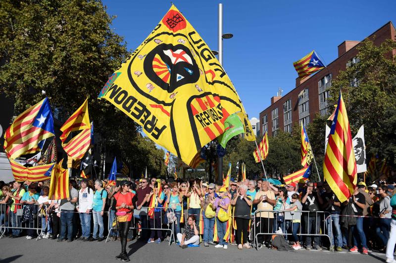 Miles de personas se concentran en Barcelona para protestar por la sentencia del 'procés'.