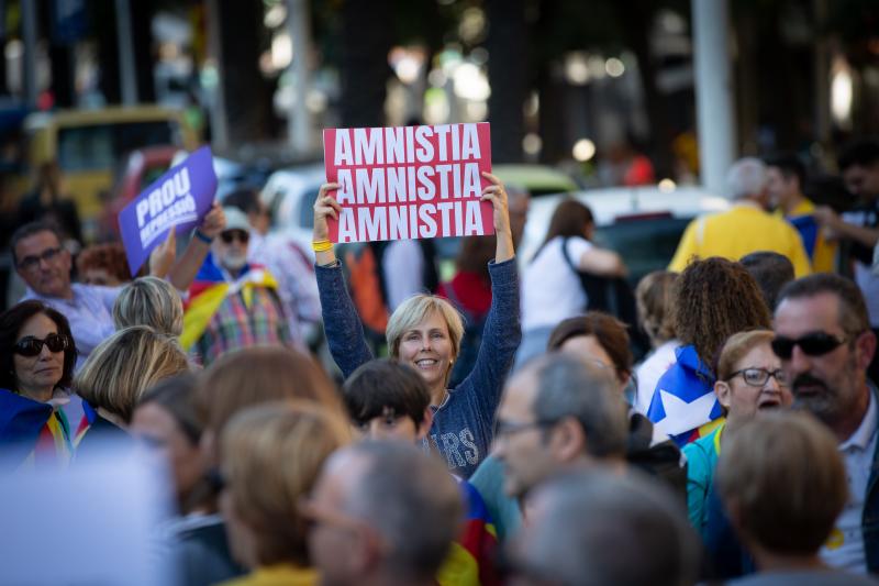 Miles de personas se concentran en Barcelona para protestar por la sentencia del 'procés'.