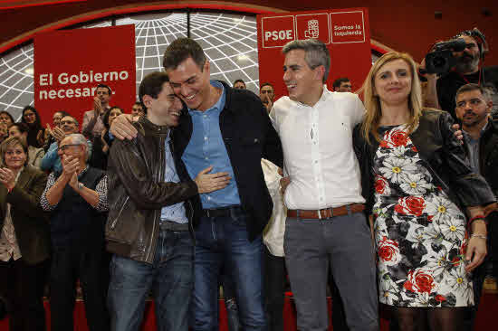 Pedro Sánchez junto a Pedro Casares, Pablo Zuloaga y Noelia Cobo. 