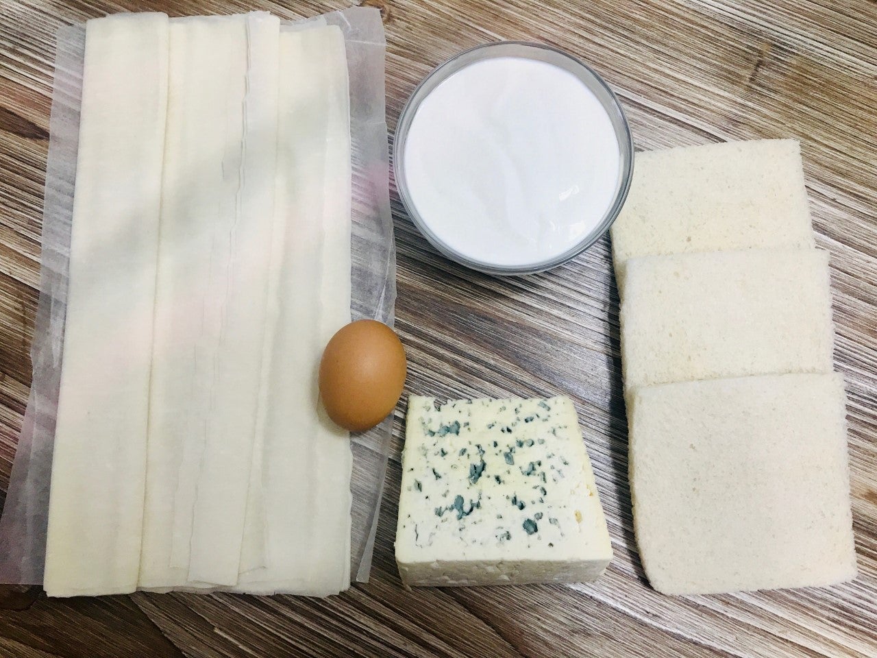 SÁNDWICHES DE QUESO AZUL. Ingredientes: Pan de molde sin corteza, masa filo, queso azul, un huevo, nata para cocinar, leche entera. Cantidad, según los comensales.