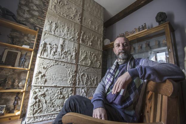 José Antonio Barquín, junto a su puerta con escenas de Cantabria, en su estudio de Elechas. 