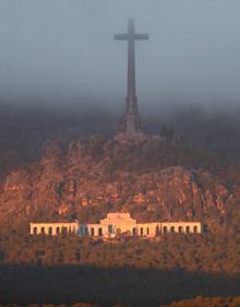 Imagen secundaria 2 - Fotografías del interior de la basílica del Valle de los Caídos tras las obras realizadas para reponer el solado que ocupaba la tumba de Francisco Franco y una vista aérea del Valle.