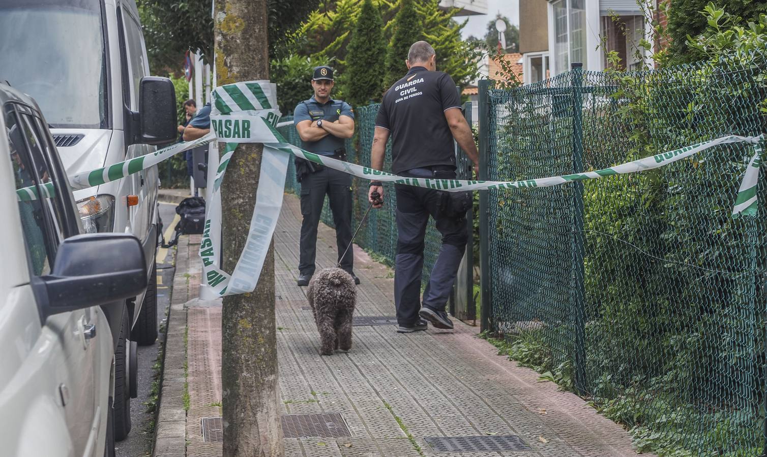 El dispositivo policial se extendió por varias localizaciones tras el macabro hallazgo