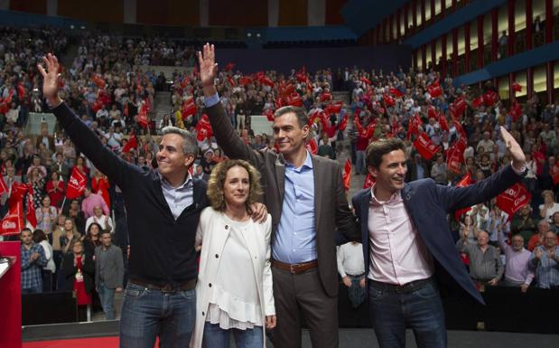 Imagen. Los cántabros Pablo Zuloaga, Isabel Fernández y Pedro Casares acompañaron a Sanchez en el Palacio de Festivales.