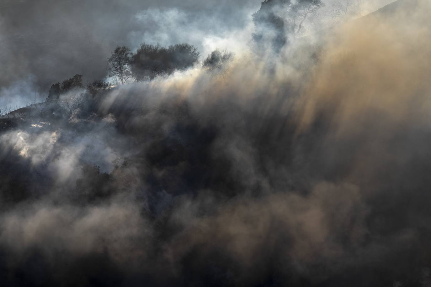 Humo y vapor provocados por la descarga de agua sobre el 'Getty Fire'