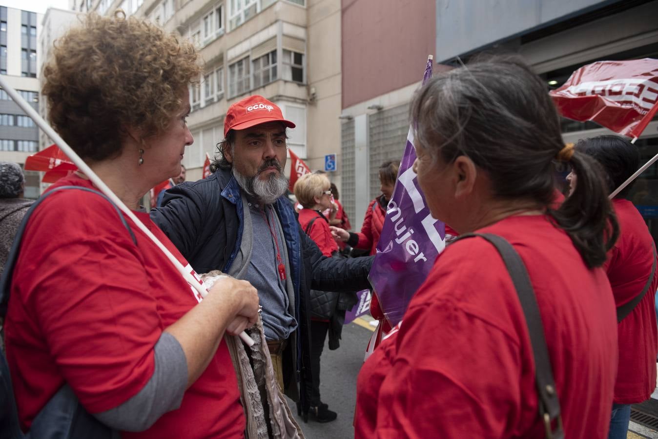 Trabajadores del sector de la dependencia se han concentrado ante la sede de la CEOE en protesta por la falta de acuerdo en la negociación del convenio colectivo.