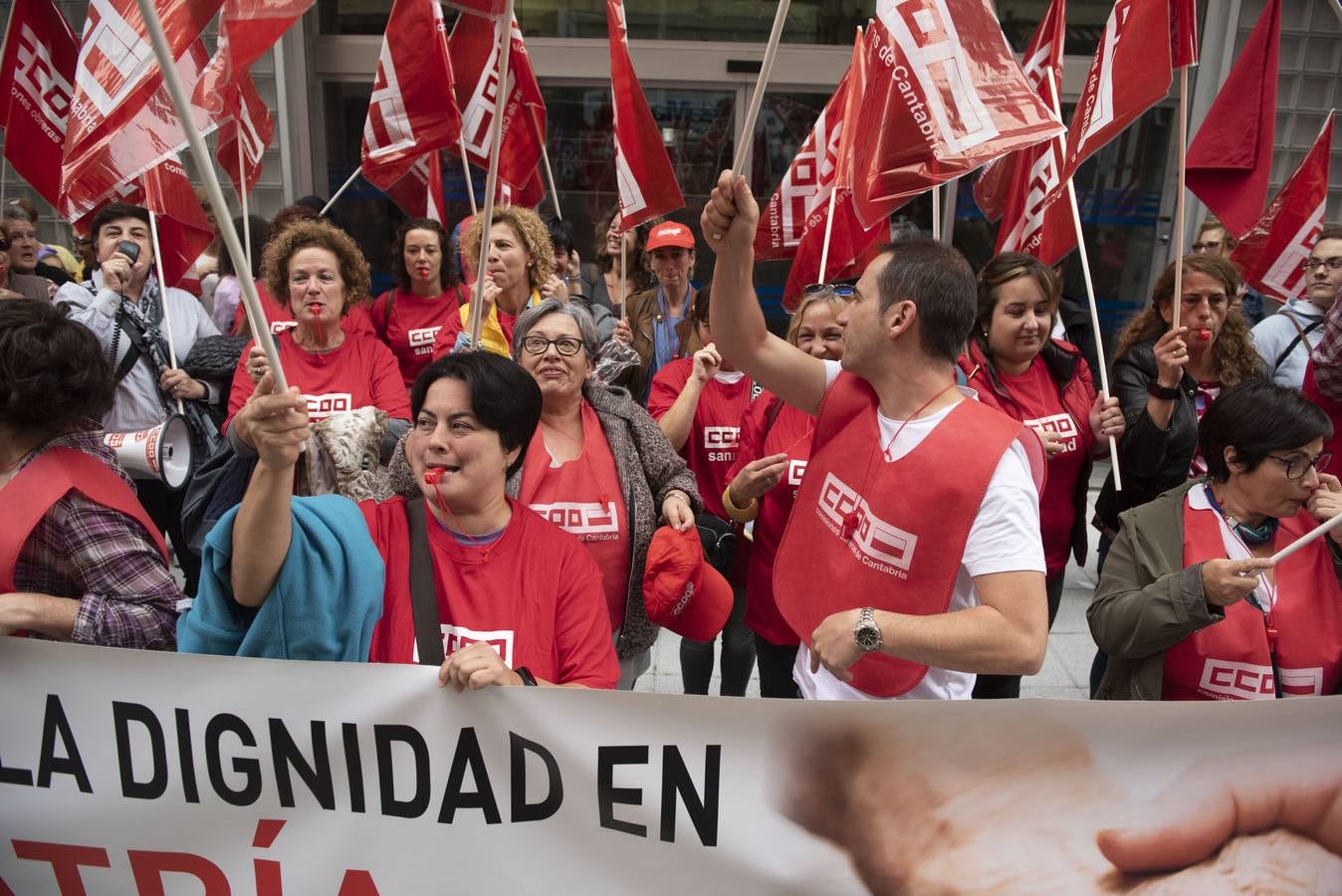 Trabajadores del sector de la dependencia se han concentrado ante la sede de la CEOE en protesta por la falta de acuerdo en la negociación del convenio colectivo.