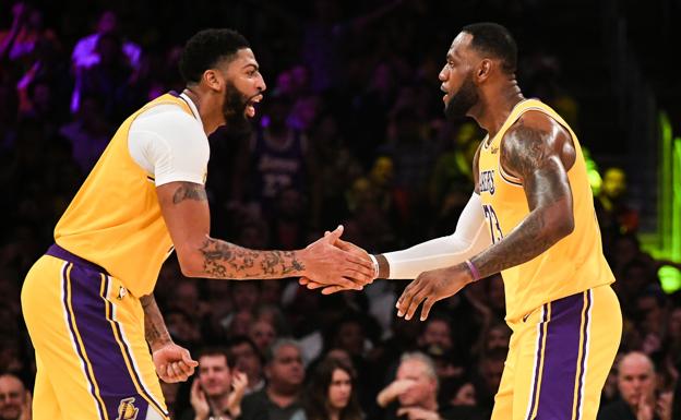 Anthony Davis y LeBron James celebran una canasta en el tercer cuarto ante Memphis Grizzlies en el Staples Center