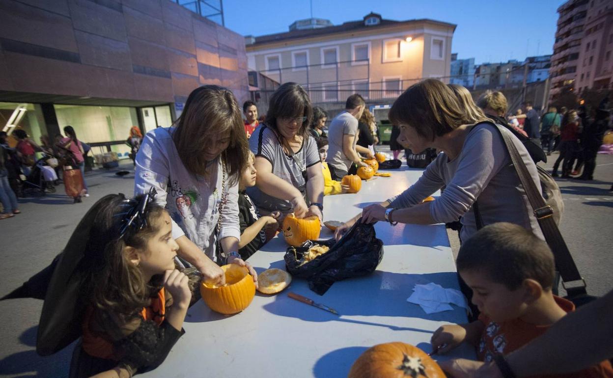 Imagen de la fiesta del Samuín, organizada por ADIC en el patio del coelgio Cisneros de Santander.