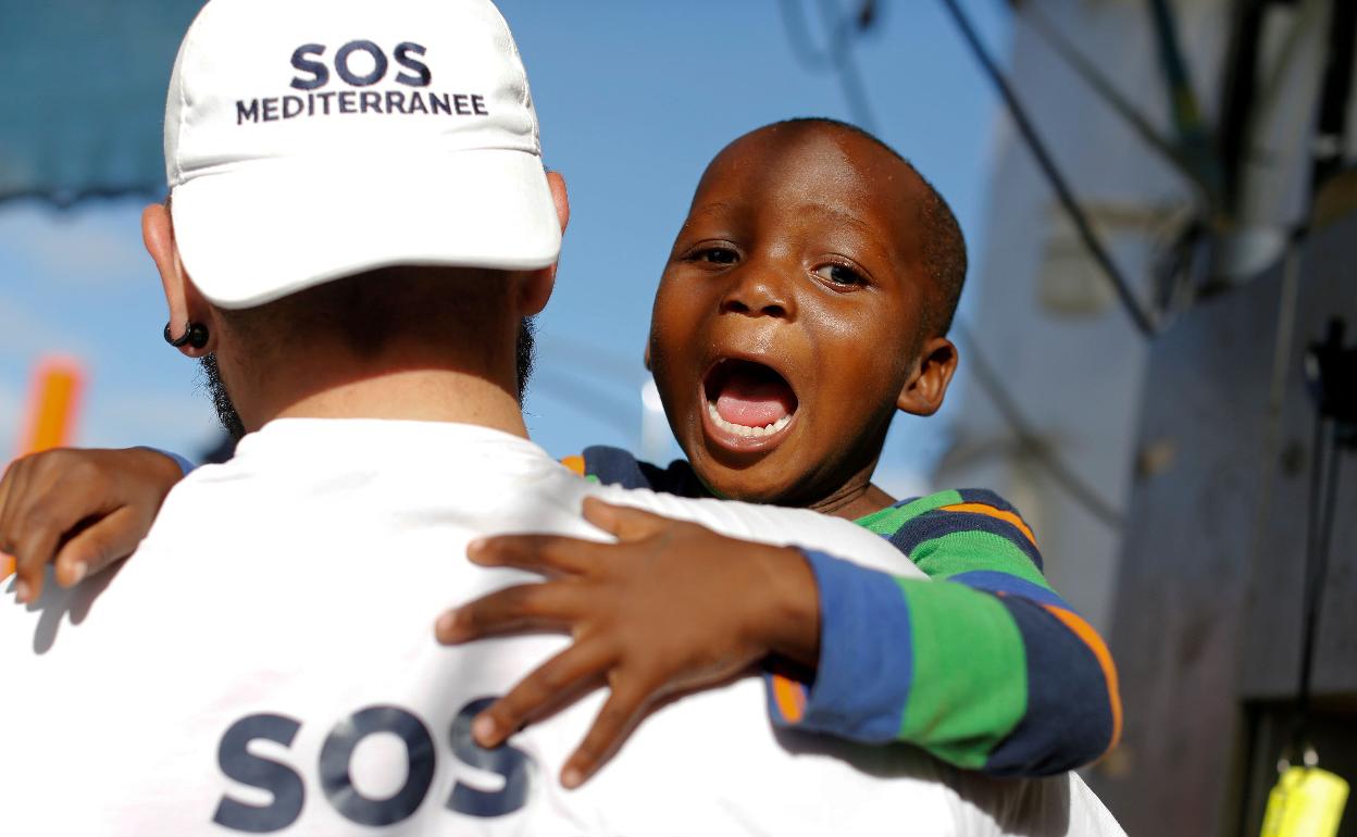 Un niño rescatado por SOS Mediterranee en las costas libias en 2017