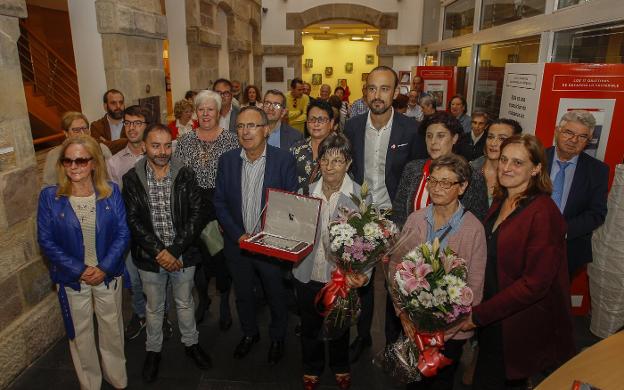 Asistentes al reconocimiento a las monjas franciscanas celebrado ayer en la sala Mauro Muriedas.