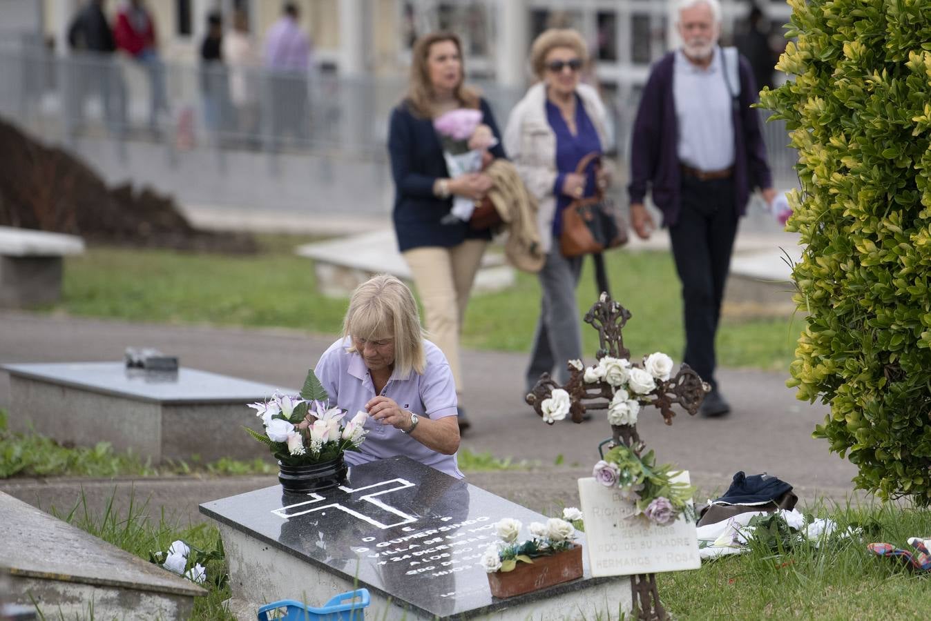 Los cántabros se han acercado hoy a los camposantos para recordar a sus seres queridos a pie de tumba. En la imagen, así estaba el cementerio de Ciriego esta mañana.