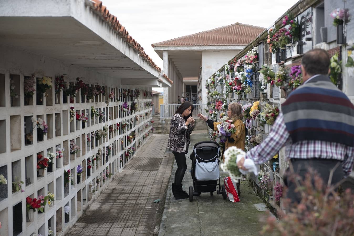 Los cántabros se han acercado hoy a los camposantos para recordar a sus seres queridos a pie de tumba. En la imagen, así estaba el cementerio de Ciriego esta mañana.