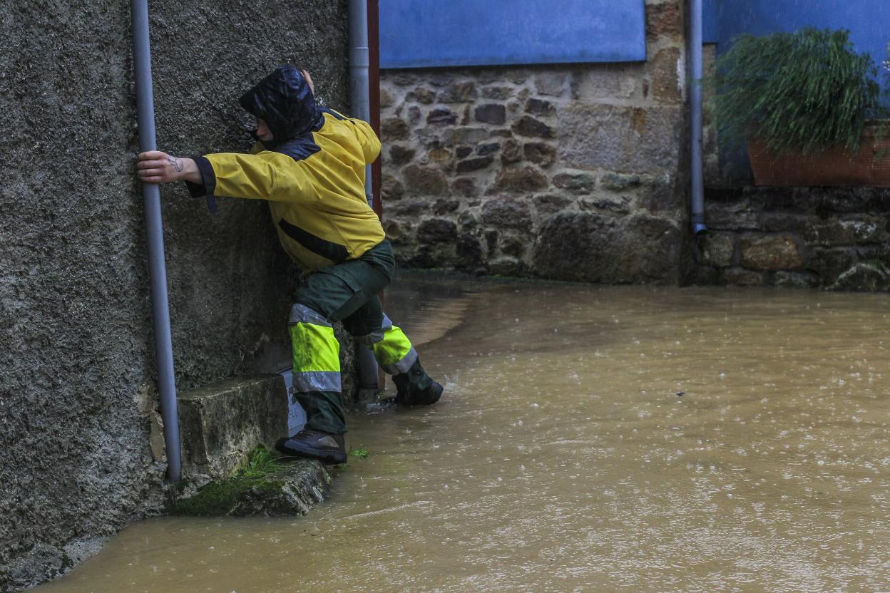 Un vecino salva como puede la riada en su municipio. 