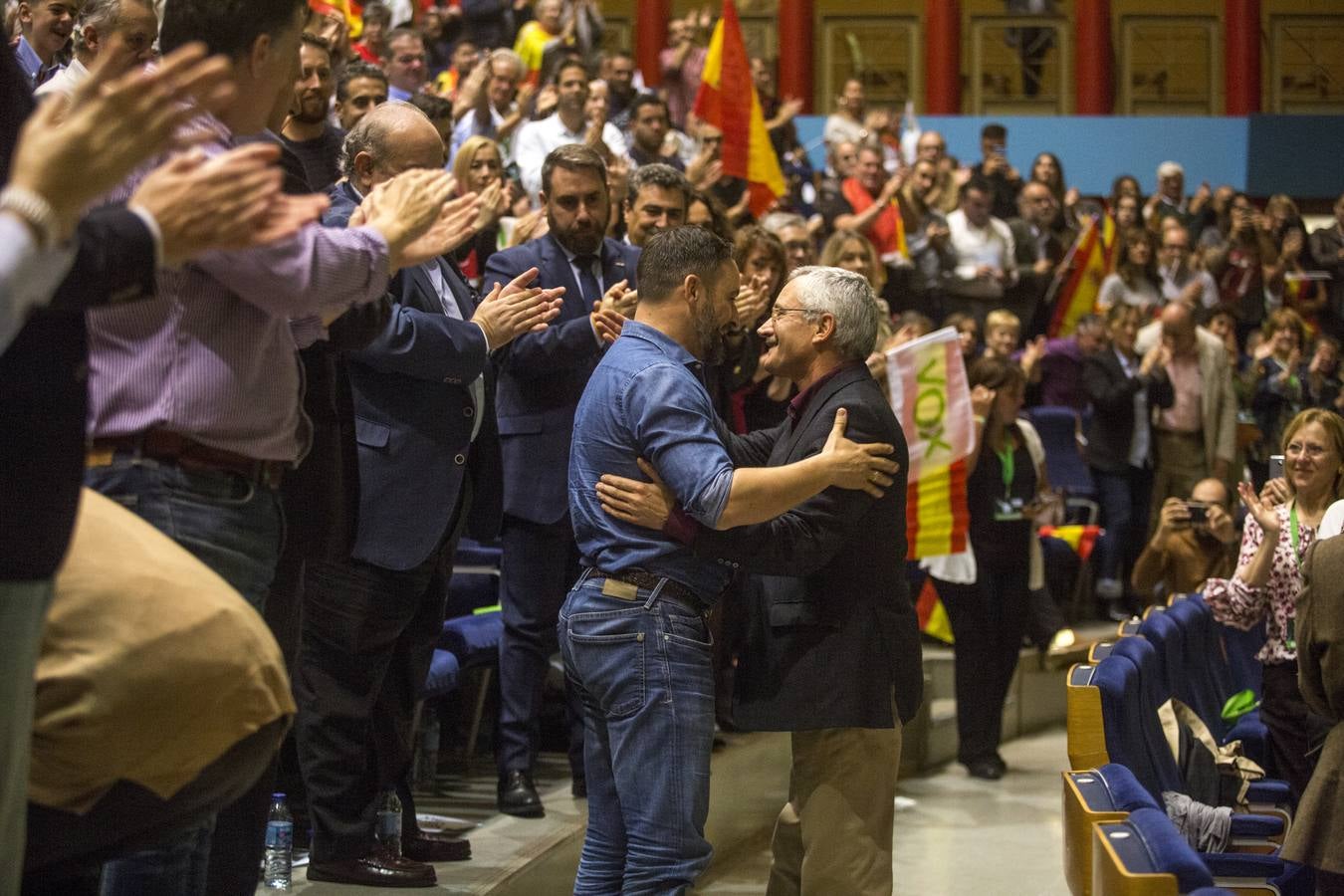 El líder de Vox, Santiago Abascal, en el primer día de campaña electoral ha intervenido en un acto en Santander junto al cofundador del partido de extrema derecha, José Antonio Ortega Lara, y el cabeza de lista al Congreso por Cantabria, Emilio del Valle. Al mitin asistieron 2.200 personas.