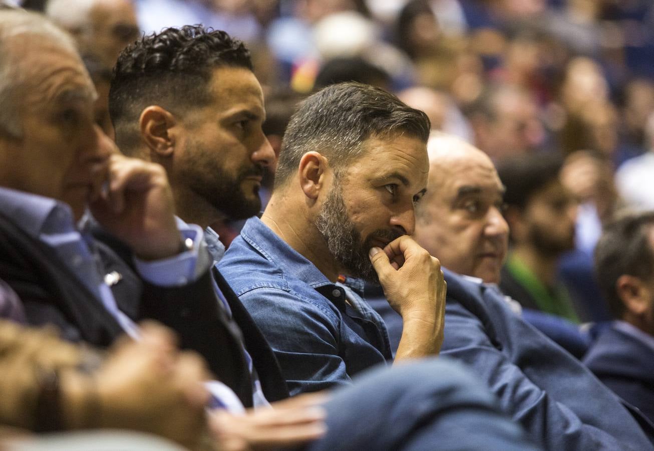 El líder de Vox, Santiago Abascal, en el primer día de campaña electoral ha intervenido en un acto en Santander junto al cofundador del partido de extrema derecha, José Antonio Ortega Lara, y el cabeza de lista al Congreso por Cantabria, Emilio del Valle. Al mitin asistieron 2.200 personas.