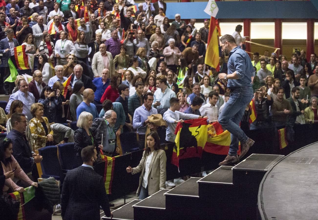 El líder de Vox, Santiago Abascal, en el primer día de campaña electoral ha intervenido en un acto en Santander junto al cofundador del partido de extrema derecha, José Antonio Ortega Lara, y el cabeza de lista al Congreso por Cantabria, Emilio del Valle. Al mitin asistieron 2.200 personas.