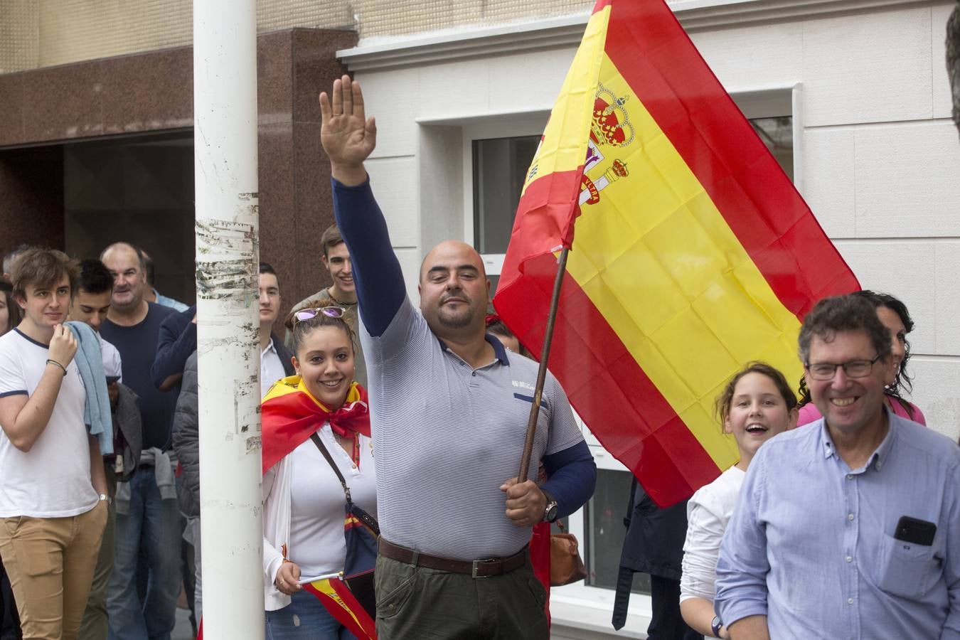 El líder de Vox, Santiago Abascal, en el primer día de campaña electoral ha intervenido en un acto en Santander junto al cofundador del partido de extrema derecha, José Antonio Ortega Lara, y el cabeza de lista al Congreso por Cantabria, Emilio del Valle. Al mitin asistieron 2.200 personas.