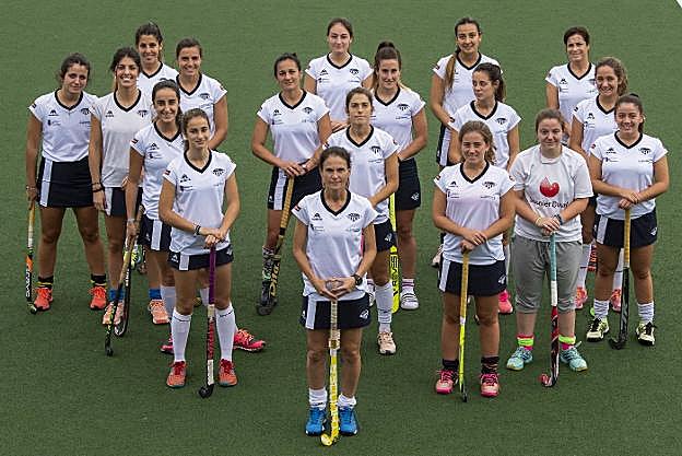 Las jugadoras del Sardinero Hockey Club inician hoy la Liga ante la Real Sociedad. 