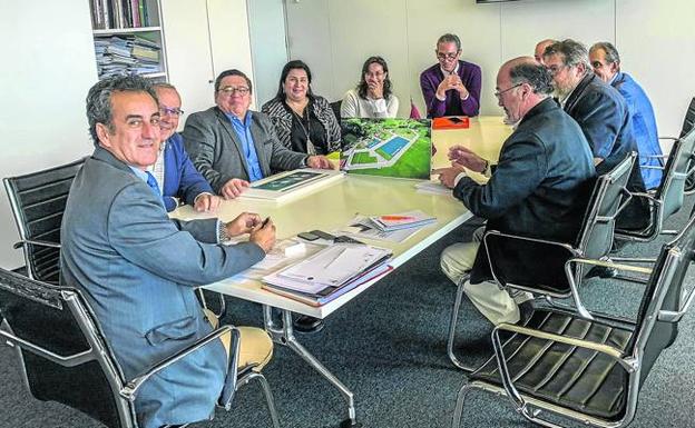 Martín (izquierda) y representantes del Gobierno, junto a los empresarios mexicanos que promueven y gestionarán la piscifactoría. 