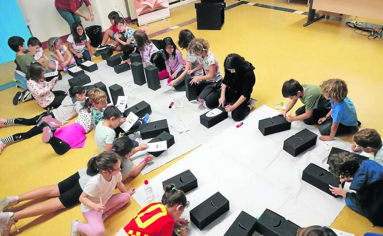 Los niños de El Astillero aprenden a gestionar sus miedos y emociones en un taller